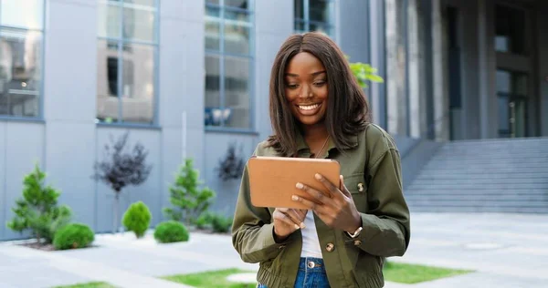 Africano Americano Alegre Jovem Elegante Mulher Batendo Rolando Dispositivo Tablet — Fotografia de Stock