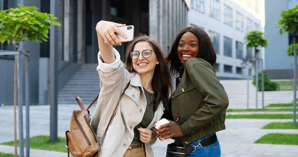 Mezcla Razas Jóvenes Hermosas Hembras Sonriendo Alegremente Cámara Tomando Foto —  Fotos de Stock