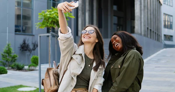 Mezcla Razas Jóvenes Hermosas Hembras Sonriendo Alegremente Cámara Tomando Foto —  Fotos de Stock