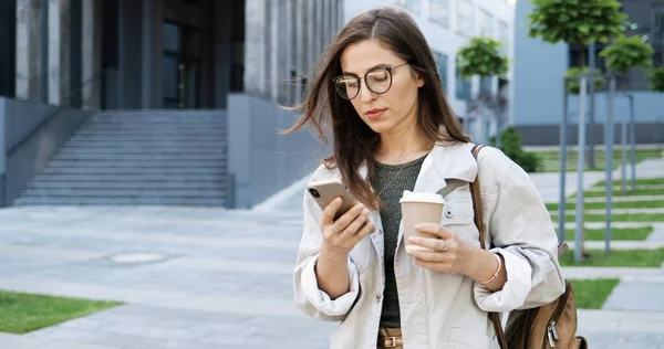 Beyaz Tenli Genç Şık Bir Kadın Sabahları Akıllı Telefonları Dinliyor — Stok fotoğraf