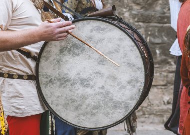 Aktör enstrüman davul Ortaçağ festival süresince oynar.