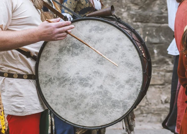 Aktör enstrüman davul Ortaçağ festival süresince oynar.