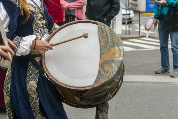 Yakından görmek müzik aletleri davul ve tef