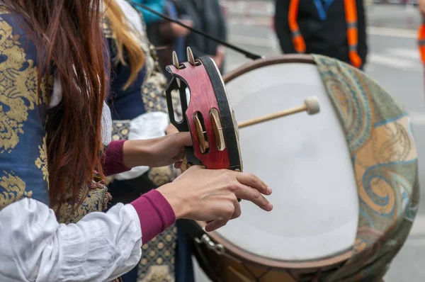 Yakından görmek müzik aletleri davul ve tef