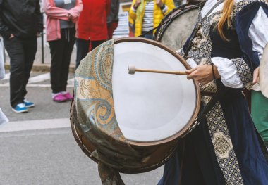 Yakından görmek müzik aletleri davul ve tef