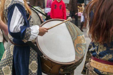 Yakından görmek müzik aletleri davul ve tef