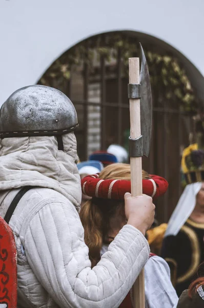 Aktörler Ortaçağ Kostümleri Giyen Biri Kılıç Ile Festival Süresince Ayakta — Stok fotoğraf