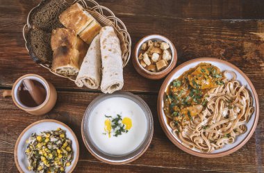 Hayat çeşitli lezzetli yemekler, başlangıç yemekleri, ana yemek, Orta Doğu restoranındaki tatlı komposto.