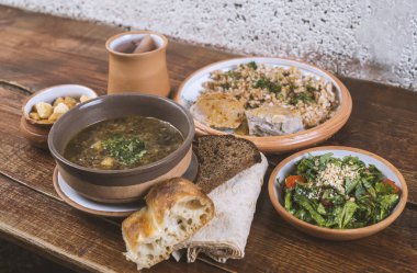 Hayat çeşitli lezzetli yemekler, başlangıç yemekleri, ana yemek, Orta Doğu restoranındaki tatlı komposto.
