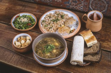 Hayat çeşitli lezzetli yemekler, başlangıç yemekleri, ana yemek, Orta Doğu restoranındaki tatlı komposto.