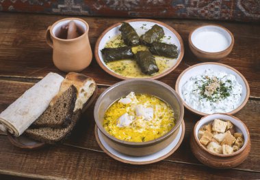 Hayat çeşitli lezzetli yemekler, başlangıç yemekleri, ana yemek, Orta Doğu restoranındaki tatlı komposto.