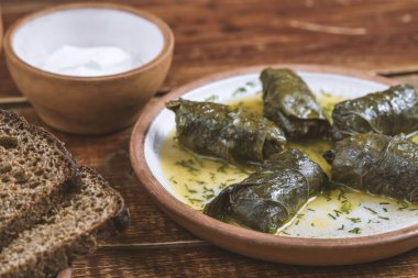 Orta Doğu yemekleri, Arap mutfağı, doldurulmuş sarmaşık yaprakları, ya da geleneksel Dolma