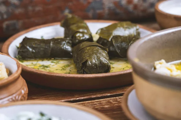 Midden Oosters Eten Arabische Keuken Het Bereiden Van Gevulde Wijnbladeren — Stockfoto