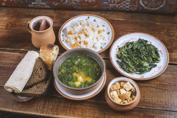 Hayat çeşitli lezzetli yemekler, başlangıç yemekleri, ana yemek, Orta Doğu restoranındaki tatlı komposto.