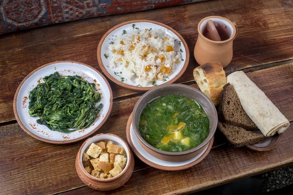 Hayat çeşitli lezzetli yemekler, başlangıç yemekleri, ana yemek, Orta Doğu restoranındaki tatlı komposto.
