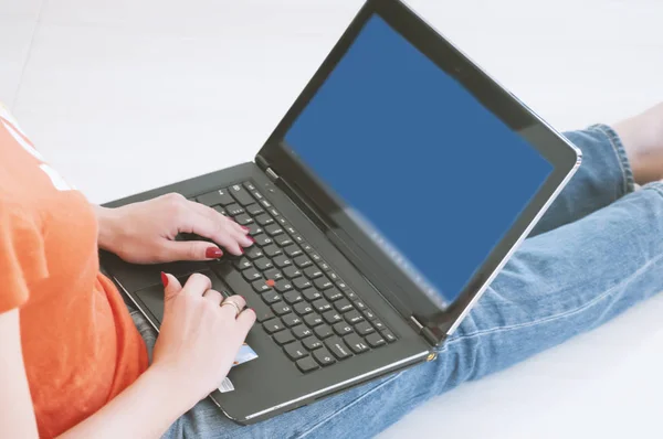 Nettes Mädchen Arbeitet Laptop — Stockfoto