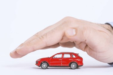 Araba (otomobil) sigorta ve çarpışma feragat kavramları zarar verebilir. İşadamı koruyucu hareketi ile