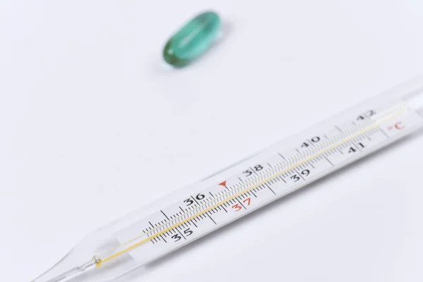 Μέθοδος Προσδιορισμού Της Θερμοκρασίας Και Θεραπεία Θερμόμετρο Και Φάρμακα — Φωτογραφία Αρχείου