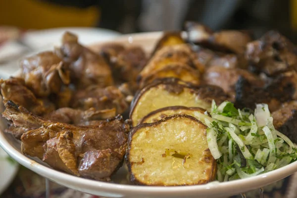 Overheerlijke Diner Bbq Vlees Van Verschillende Typen Aardappel Witte Plaat — Stockfoto