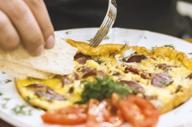 Yumurta ve et beyaz tabakta servis kahvaltı