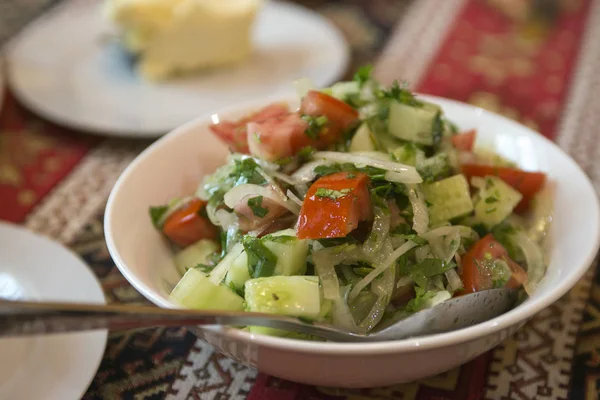 Sağlıklı Salata Mevsim Sebzeleri Renkli Peçete Ile Bir Tabloda Başlangıçlar — Stok fotoğraf