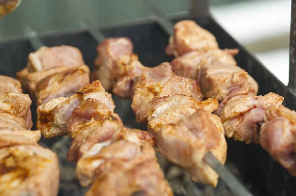 Köstliche Schweinefleischwürfel Auf Offenem Feuer Zubereitet — Stockfoto