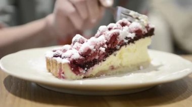  bir kafede pasta yiyen kız