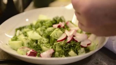 bir salata içine kesme turp