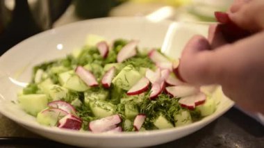 bir salata içine kesme turp