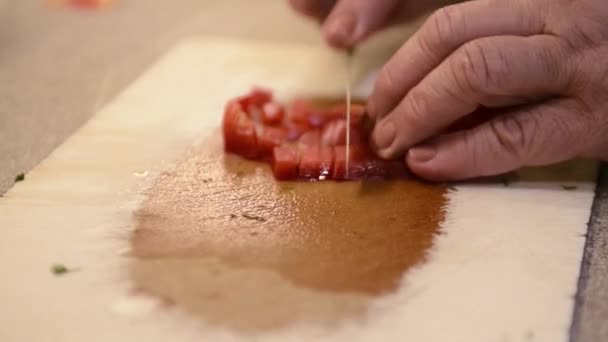 Memotong Merica Merah Meja Kayu — Stok Video
