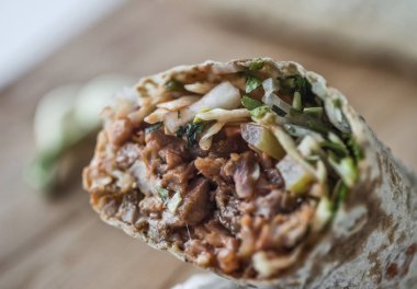 Etli, soğanlı ve otlu geleneksel oryantal sandviç.