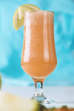 Taze meyvenin doğal suyu. Lezzetli ve sağlıklı bir içecek.