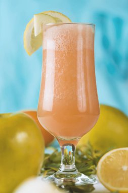 Taze meyvenin doğal suyu. Lezzetli ve sağlıklı bir içecek.