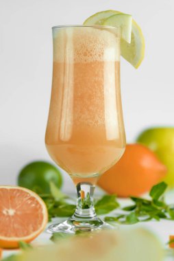 Taze meyvenin doğal suyu. Lezzetli ve sağlıklı bir içecek.