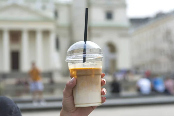 Mujer Joven Sosteniendo Llevar Taza Con Latte Helado — Foto de Stock