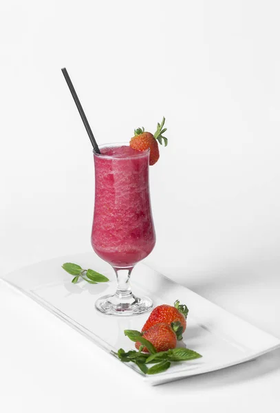 草莓片白盘子鲜汁玻璃 — 图库照片