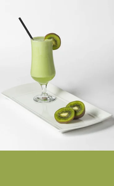 Verre Jus Kiwi Frais Sur Assiette Blanche Avec Morceau Kiwi — Photo