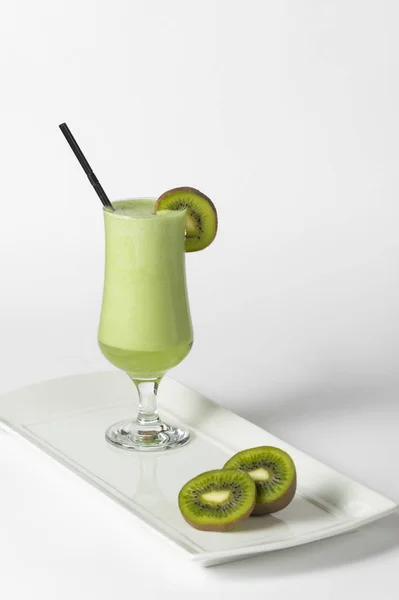 Copo Suco Fresco Kiwi Placa Branca Com Pedaço Kiwi — Fotografia de Stock