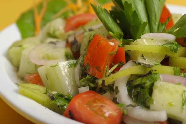 Ensalada Fresca Verano Plato Blanco Sobre Una Mesa Amarilla — Foto de Stock