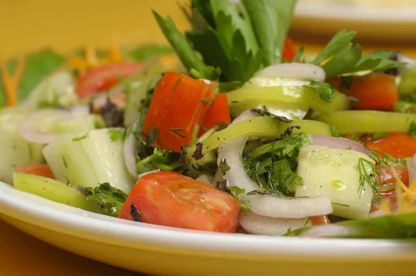 Frischer Sommersalat Auf Weißem Teller Auf Gelbem Tisch — Stockfoto