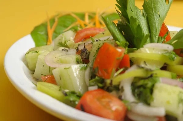 Ensalada Fresca Verano Plato Blanco Sobre Una Mesa Amarilla —  Fotos de Stock