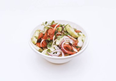 Beyaz backgrounde beyaz bir tabağa taze yaz salatası