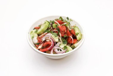 Beyaz backgrounde beyaz bir tabağa taze yaz salatası