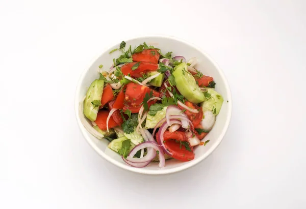 Beyaz Backgrounde Beyaz Bir Tabağa Taze Yaz Salatası — Stok fotoğraf
