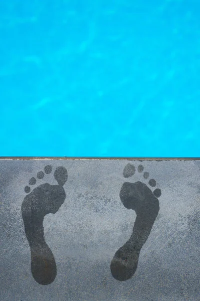 Wet Footprints Stone Pool — Stock Photo, Image