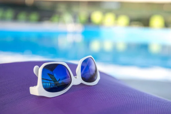 Conceito Férias Verão Dia Ensolarado Perto Piscina Livre — Fotografia de Stock