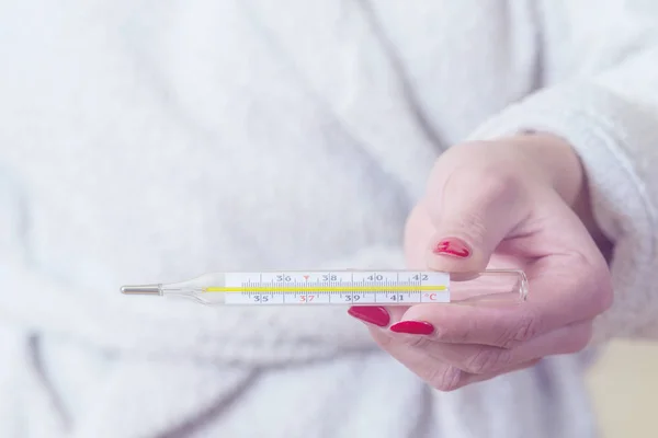 Frau Hält Thermometer Der Hand Und Misst Körpertemperatur Während Sie — Stockfoto