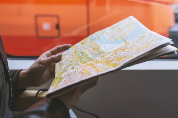 Ragazza Che Viaggia Treno Vicino Alla Finestra Tenendo Mano Guardando — Foto Stock