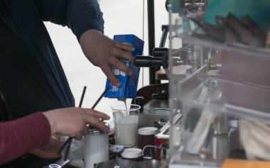 barmen el kahve dokunun tezgahın üzerine bir bardak buzlu süt sosu dökme. Canlandırıcı yaz içeceği