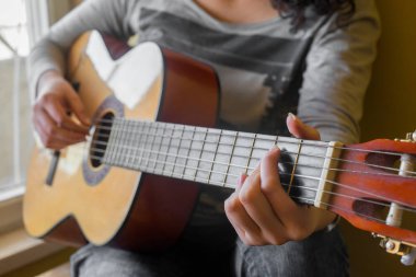 El ile gitar çalmayı \ / sanatçı \ / müzisyen